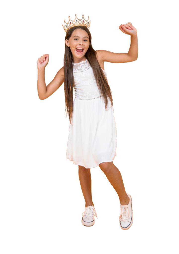 niña adolescente feliz corona sobre fondo amarillo